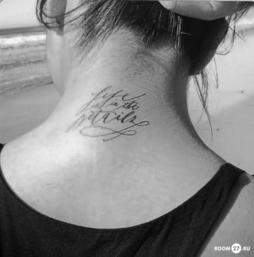 Татуировка надпись на шее сзади