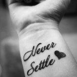 Тату на запястье never settle