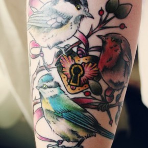 Татуировки для девушек птички и замок