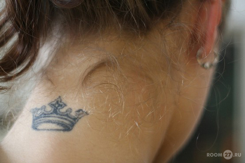 Татуировки для девушек на руке корона