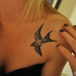 Татуировки для девушек ласточка