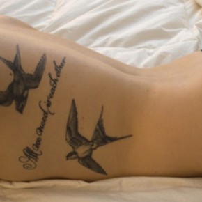 Татуировки для девушек надпись