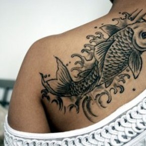 Татуировки для девушек с золотыми рыбками
