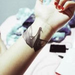 Татуировки на руках птичка оригами