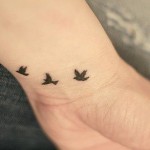 Татуировки на руках птички на запястье