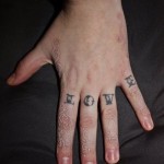 Татуировки на руках перстни