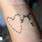 Татуировки на руках иголка с ниткой